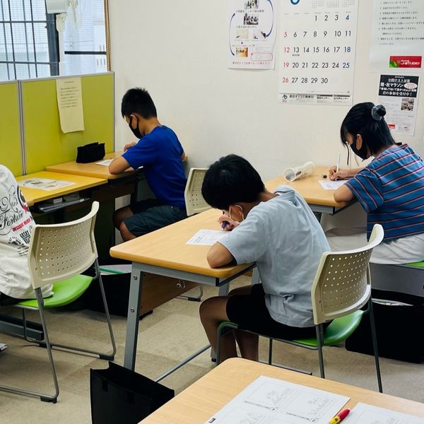 二日市の塾「学びの森J-STUDIO二日市校」の夏期講習で受験対策をスタート！